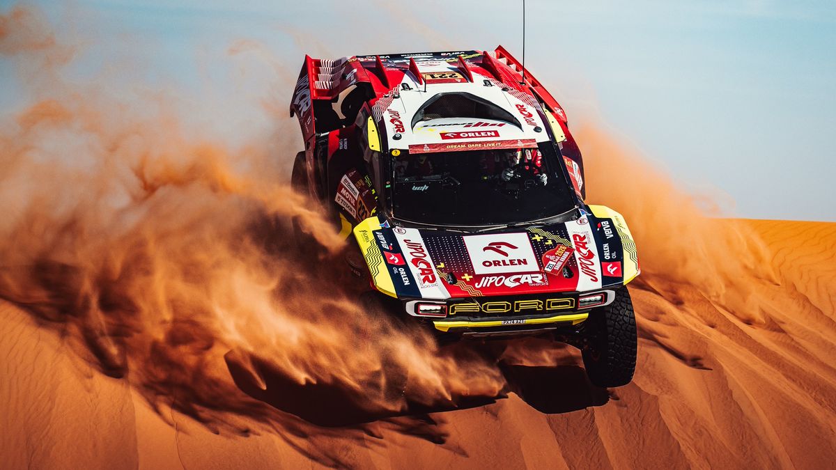 Šílený úvod etapy. Prokopovi vjel do cesty nepozorný šofér s džípem, chyběl kousek ke srážce